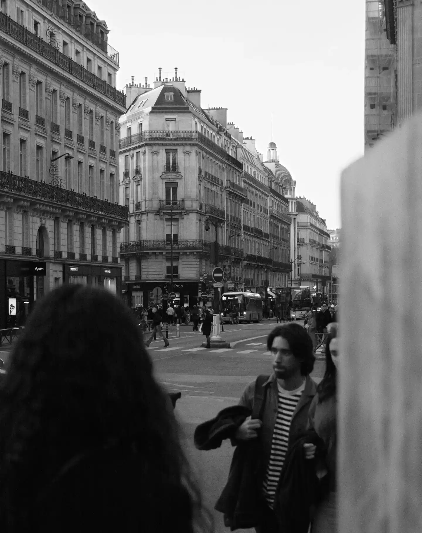 Photographie de rue par Alexis Faupin - Silhouettes dans la lumière du matin